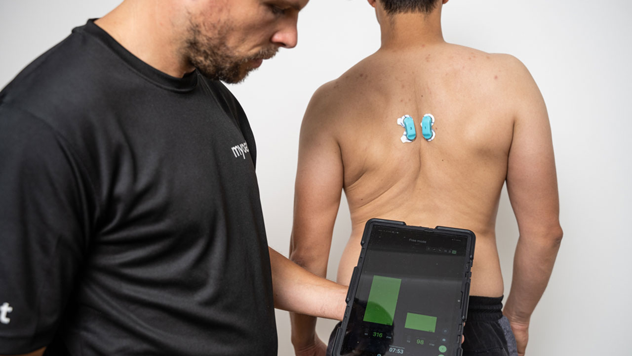 Dysbalancen-sichtbar-machen Die Übertragung der in Mirkovolt gemessenen Muskelaktivitätswerte erfolgt per Bluetooth Schnittstelle an die myoact App und wird in Echtzeit angezeigt.